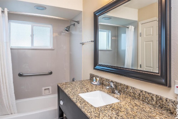 Blu Pacific Hotel image 7